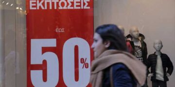 Πτολεμαΐδα: Μουδιασμένη η τοπική αγορά, υποδέχθηκε τις ενδιάμεσες εκπτώσεις – Δεληκώστας: “Έκκληση στον κόσμο να στηρίξει τα μικρά τοπικά μαγαζιά”