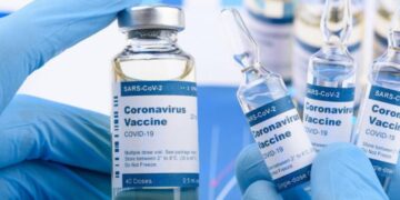 Εμβόλιο Pfizer: Έπεσαν οι υπογραφές με την Κομισιόν για τις 300 εκατομμύρια δόσεις