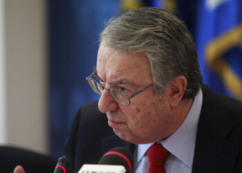 Νέα ανάρτηση Μπαμπινιώτη: «Και τώρα click away, καλά να πάθετε…»