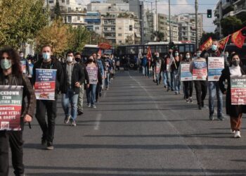 Πολυτεχνείο: Το ΚΚΕ πήγε στην αμερικανική πρεσβεία στέλνοντας SMS στο 13033 για γιατρό