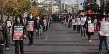 Πολυτεχνείο: Το ΚΚΕ πήγε στην αμερικανική πρεσβεία στέλνοντας SMS στο 13033 για γιατρό