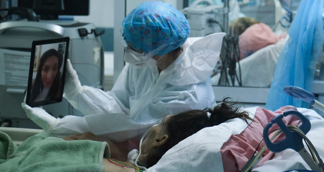 Η συγκλονιστική φωτογραφία μέσα από τη ΜΕΘ που έγινε viral -Ασθενής με κορωνοϊό βλέπει την οικογένειά του με βιντεοκλήση