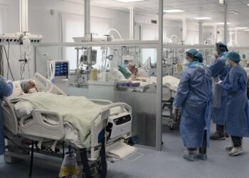 Κορωνοϊός: Οι αντοχές του ΕΣΥ κρίνουν το άνοιγμα για τα Χριστούγεννα – Αναμένεται νέο «τσουνάμι» ασθενών