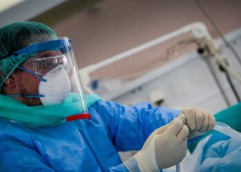 Κορωνοϊός: Με τρομακτικό ρυθμό η ροή ασθενών στα νοσοκομεία – Ρεκόρ χθες με 295 νέες εισαγωγές