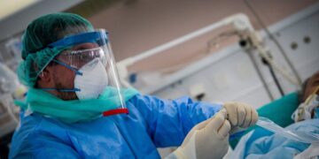 Κορωνοϊός: Με τρομακτικό ρυθμό η ροή ασθενών στα νοσοκομεία – Ρεκόρ χθες με 295 νέες εισαγωγές