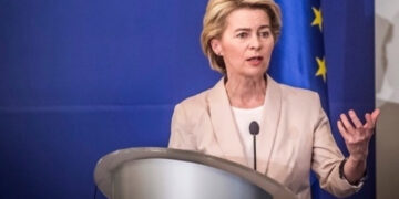 Φον ντερ Λάιεν: Θα υπογράψουμε συμβόλαιο με την Pfizer για 300 εκατ. δόσεις εμβολίου