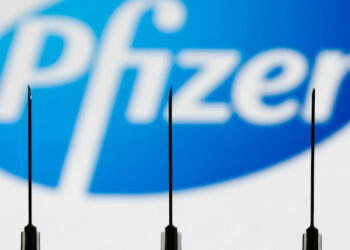 Παγκόσμια αισιοδοξία λίγο πριν το εμβόλιο της Pfizer πάρει έγκριση -Πότε αναμένεται στην Ελλάδα, πόσες δόσεις θα μοιραστούν