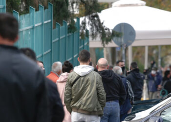 Θεσσαλονίκη: Σπεύδουν για rapid tests -Ουρά έξω από το ΑΧΕΠΑ [εικόνες]