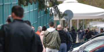 Θεσσαλονίκη: Σπεύδουν για rapid tests -Ουρά έξω από το ΑΧΕΠΑ [εικόνες]