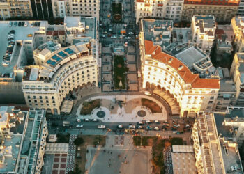 Προς καθολικό lockdown η Θεσσαλονίκη -Πληροφορίες για απαγόρευση κυκλοφορίας από τις 9 το βράδυ και SMS