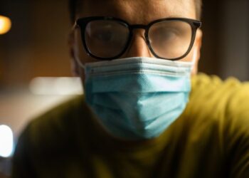 Πώς δεν θα θολώνουν τα γυαλιά σου όταν φοράς μάσκα
