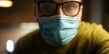 Πώς δεν θα θολώνουν τα γυαλιά σου όταν φοράς μάσκα