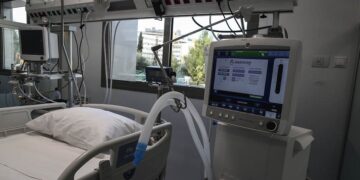 Κορωνοϊός: 602 νεκροί σε 17 μέρες – Στο «κόκκινο» τα νοσοκομεία