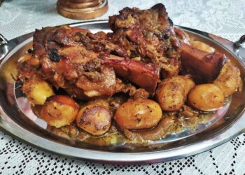 Μαγειρεύοντας με την Αρετή- Κότσι μελωμένο με πατάτες baby στην γάστρα  