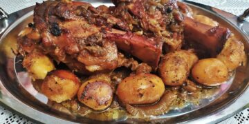 Μαγειρεύοντας με την Αρετή- Κότσι μελωμένο με πατάτες baby στην γάστρα  