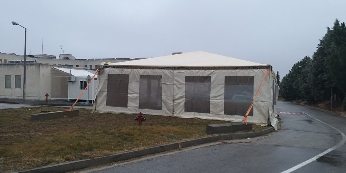 Ειδική σκηνή ως χώρος υποδοχής συνοδών ασθενών προς εξέταση τοποθετήθηκε στο Μποδοσάκειο Νοσοκομείο έξω από το τμήμα επειγόντων περιστατικών