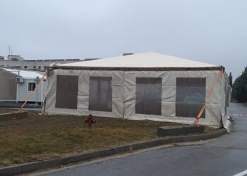 Ειδική σκηνή ως χώρος υποδοχής συνοδών ασθενών προς εξέταση τοποθετήθηκε στο Μποδοσάκειο Νοσοκομείο έξω από το τμήμα επειγόντων περιστατικών