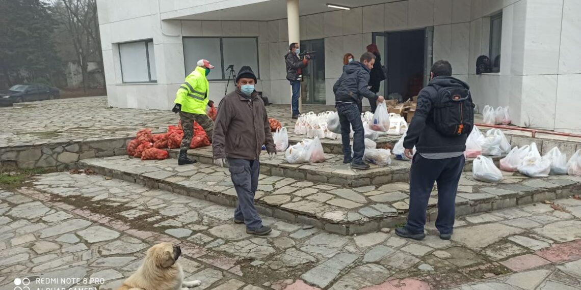 Δήμος Εορδαίας: Με τη μέθοδο drive through και όλα τα απαραίτητα μέτρα προστασίας η διανομή στους δικαιούχους των τροφίμων δωρεά του Ομίλου Χρηστίδη (φωτό-βίντεο)