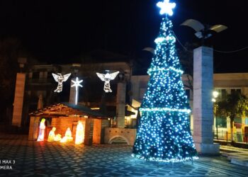 Άρωμα γιορτών στην Πτολεμαΐδα- Άναψε το Χριστουγεννιάτικο δέντρο