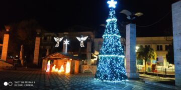 Άρωμα γιορτών στην Πτολεμαΐδα- Άναψε το Χριστουγεννιάτικο δέντρο