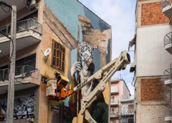 Δράμα: Εντυπωσιάζει το γκράφιτι με θέμα τον κορονοϊό σε πολυκατοικία της πόλης – Δείτε φωτογραφίες