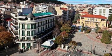 Εικόνες συνωστισμού τις πρωινές ώρες στην Κοζάνη- Ξεχύθηκαν για τράπεζες, λογαριασμούς και… ψώνια