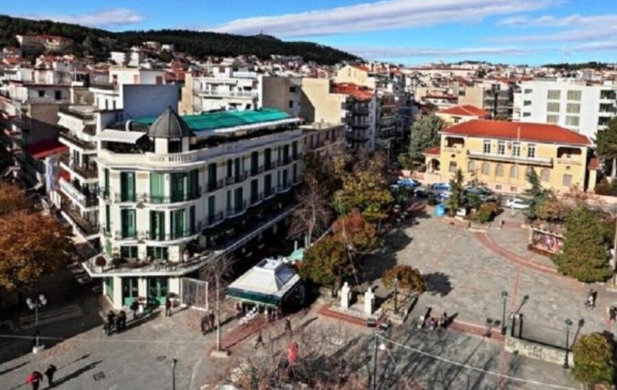 Εικόνες συνωστισμού τις πρωινές ώρες στην Κοζάνη- Ξεχύθηκαν για τράπεζες, λογαριασμούς και… ψώνια