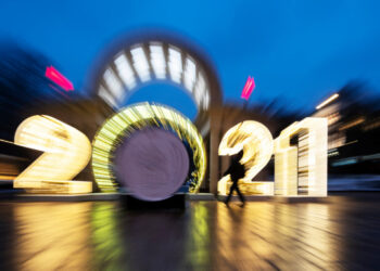 Ο πλανήτης ετοιμάζεται για την πιο μουντή Πρωτοχρονιά των τελευταίων δεκαετιών -Στη σκιά της πανδημίας