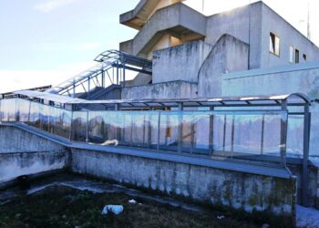 Σκέπαστρο εξωτερικού κλιμακοστασίου Νεφρολογικής Κλινικής Μποδοσάκειου από την Π.Ε. Κοζάνης