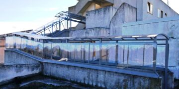 Σκέπαστρο εξωτερικού κλιμακοστασίου Νεφρολογικής Κλινικής Μποδοσάκειου από την Π.Ε. Κοζάνης