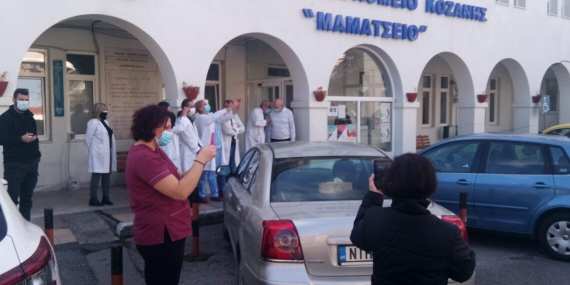 Χριστουγεννιάτικα κάλαντα από την Πανδώρα της Κοζάνης και το προσωπικό της Μαιευτικής -Γυναικολογικής κλινικής  του Νοσοκομείου (φωτογραφίες)