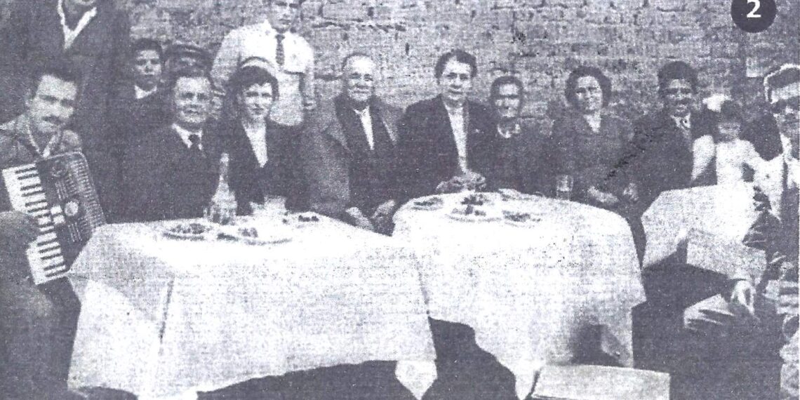 Φιλική γειτονική παρέα Μικρασιατών στο ταβερνάκι του Φραγκούδη, άνω Πτολεμαϊδα– Από τη στήλη του κ. Γ. Καζαντζή στον Παλμό 30/12/2020