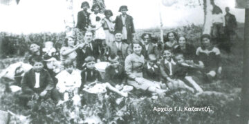 Μια ευχάριστη φιλική-γειτονική παρέα σε Πρωτομαγιάτικη συγκέντρωση στο χώρο του αγροκηπίου, το 1936.