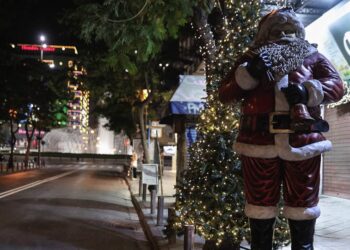 Κορωνοϊός: Φειδωλά τα Χριστούγεννα – Λιανεμπόριο με δόσεις, σχολεία και εστίαση από το 2021