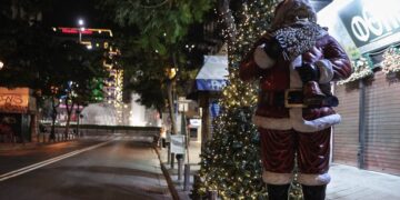 Κορωνοϊός: Φειδωλά τα Χριστούγεννα – Λιανεμπόριο με δόσεις, σχολεία και εστίαση από το 2021