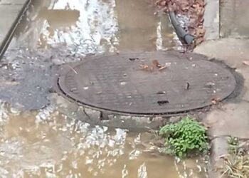 Διαμαρτυρία: “Απαράδεκτη η κατάσταση με τις αποχετεύσεις στη ΖΕΠ, στις “έξυπνες” εργατικές κατοικίες. Τα λύματα βγαίνουν στο δρόμο και η δυσοσμία είναι ανυπόφορη για πολλοστή φορά”