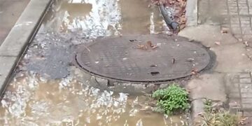 Διαμαρτυρία: “Απαράδεκτη η κατάσταση με τις αποχετεύσεις στη ΖΕΠ, στις “έξυπνες” εργατικές κατοικίες. Τα λύματα βγαίνουν στο δρόμο και η δυσοσμία είναι ανυπόφορη για πολλοστή φορά”