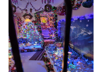 Μαγικός- στολισμός σε είσοδο πολυκατοικίας στην Πτολεμαΐδα