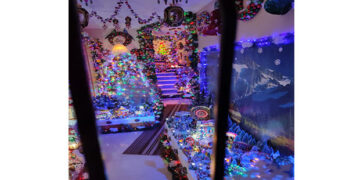 Μαγικός- στολισμός σε είσοδο πολυκατοικίας στην Πτολεμαΐδα