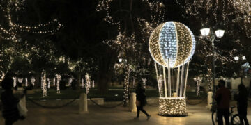 Ολα τα μέτρα για τις γιορτές -Ρεβεγιόν με… όριο, μαγαζιά με click away και drive through -Τι ισχύει για τις μετακινήσεις