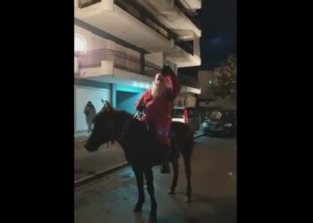 Βρήκαμε τον Άγιο Βασίλη!! Επάνω στο άλογό του, σκορπίζει χαρά στην Πτολεμαΐδα (VIDEO)