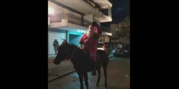 Βρήκαμε τον Άγιο Βασίλη!! Επάνω στο άλογό του, σκορπίζει χαρά στην Πτολεμαΐδα (VIDEO)