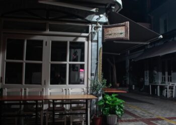 Πέτσας: 120 δόσεις «για να πατήσει ο κόσμος στα πόδια του» – 25.000.000 παραγγελίες για εμβόλια