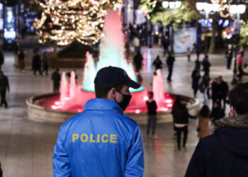 Τα Χριστούγεννα θα κρίνουν τυχόν πιο αυστηρά μέτρα -Σήμερα οι ανακοινώσεις για τις μετακινήσεις στις γιορτές