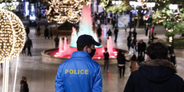 Τα Χριστούγεννα θα κρίνουν τυχόν πιο αυστηρά μέτρα -Σήμερα οι ανακοινώσεις για τις μετακινήσεις στις γιορτές