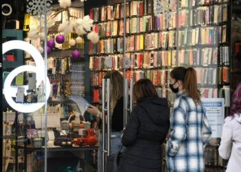 Φεύγει το «click away» και έρχεται το «click in shop» μαζί με τις εκπτώσεις