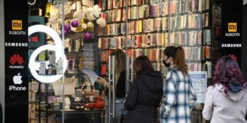 Φεύγει το «click away» και έρχεται το «click in shop» μαζί με τις εκπτώσεις