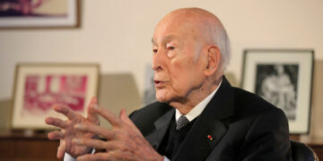 Πέθανε από επιπλοκές λόγω κορωνοϊού ο πρώην πρόεδρος της Γαλλίας Βαλερί Ζισκάρ Ντ’ Εστέν