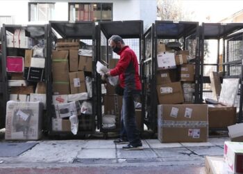 Το κύμα δεμάτων «πνίγει» τις εταιρείες κούριερ – Δεν άντεξε τον φόρτο η αγορά, παρά τις επενδύσεις
