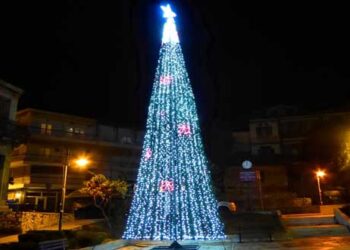 Νοσταλγία και πολύ όμορφες εικόνες στη διαδικτυακή παρουσίαση φωταγώγησης του Χριστουγεννιάτικου Δέντρου στην Καστοριά